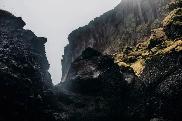 Svart lava med stenar — Stockfoto