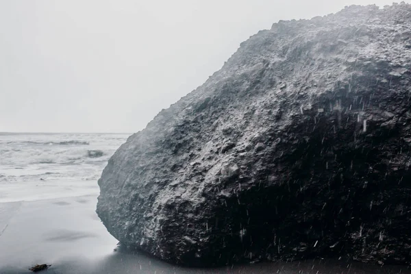 검은 모래와 돌 해변 — 스톡 사진