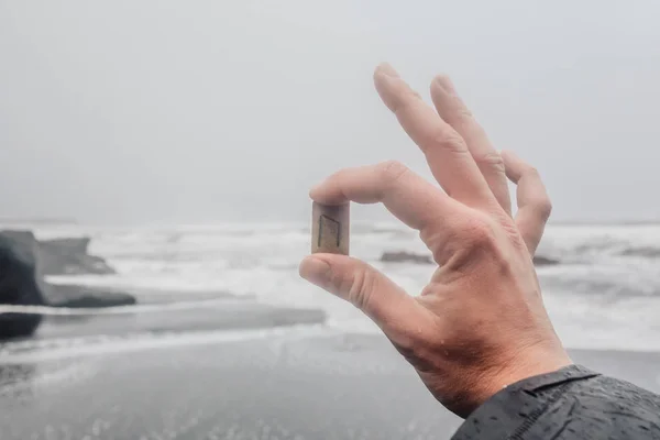 Pedra com sinal na mão — Fotografia de Stock