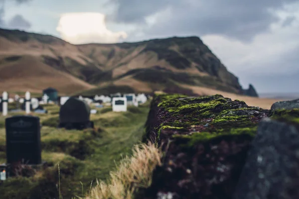 Cemitério cercado por montanhas — Fotografia de Stock