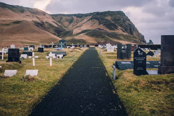 Cemitério cercado por montanhas — Fotografia de Stock