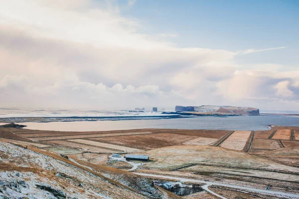 Vlakte omgeven door bergen en heuvels — Stockfoto