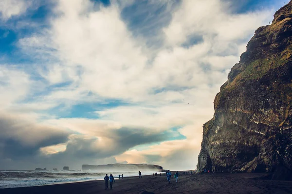 Seashore over rocky mountains — Stock Photo, Image