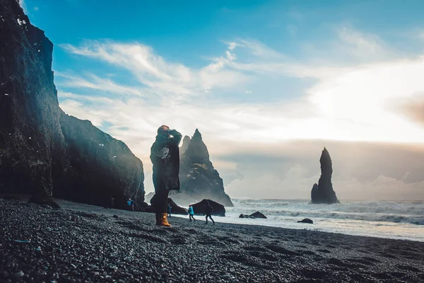 Girl standing on beach — Stock Photo, Image