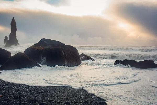 Морський берег над скелястими горами — стокове фото