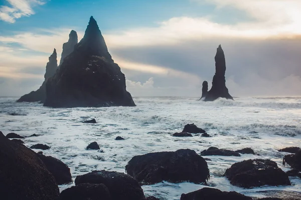 Piedras de lava negra en la orilla del mar — Foto de Stock