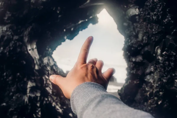 Mão com arco de pedra — Fotografia de Stock