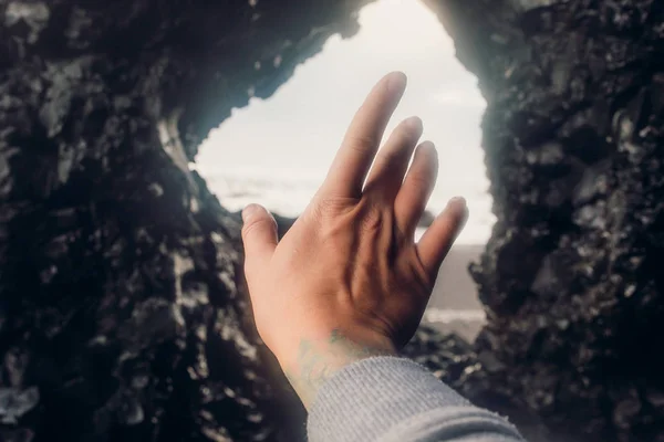 Mano con arco de piedra —  Fotos de Stock