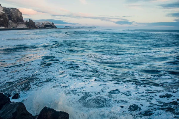 Vattnet i havet över rocky shore — Stockfoto