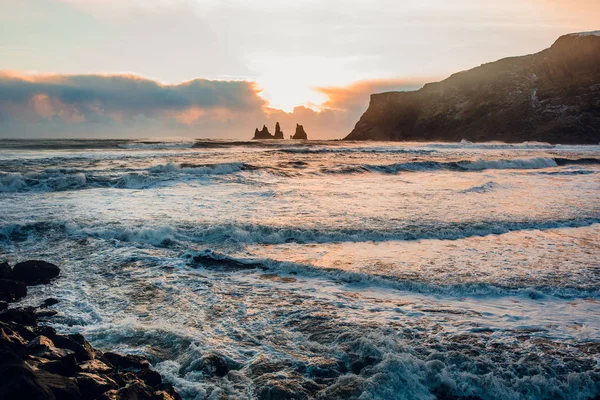 Eau de mer au-dessus du rivage rocheux — Photo