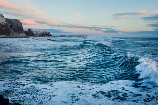 Água do mar sobre a costa rochosa — Fotografia de Stock