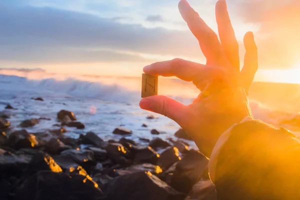 Mano con pequeña piedra — Foto de Stock