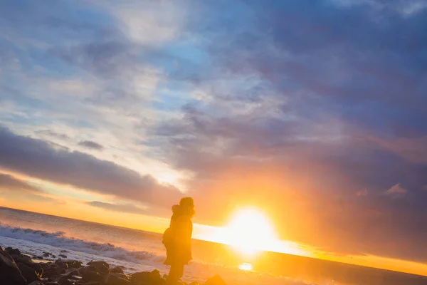 Menina em pé na praia — Fotografia de Stock