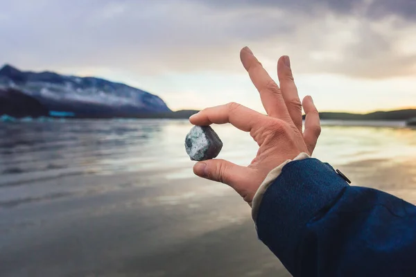 Pequena pedra na mão — Fotografia de Stock