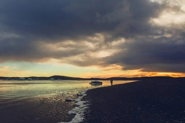 Pantai dengan matahari terbenam di latar belakang — Stok Foto