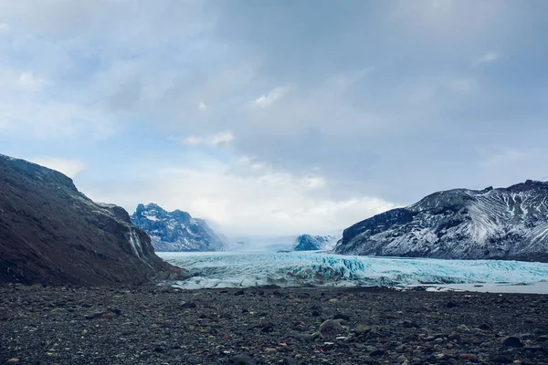 Berg heuvels met water — Stockfoto