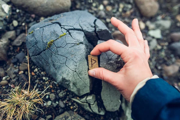 Pequena pedra na mão — Fotografia de Stock