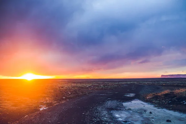 Sonnenuntergang über den Bergen in Island — Stockfoto