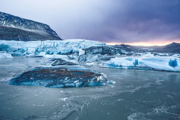 İzlanda'daki dağlar üzerinden günbatımı