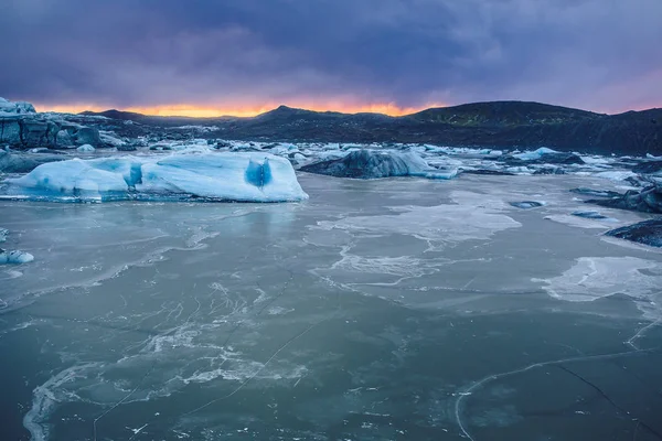 在冰岛翻山越岭的日落 — 图库照片