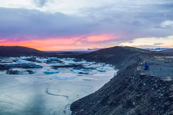 İzlanda'daki dağlar üzerinden günbatımı — Stok fotoğraf