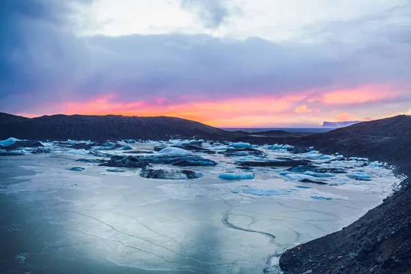 Pôr do sol sobre montanhas na Islândia — Fotografia de Stock