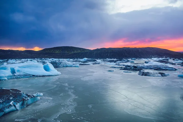 Zonsondergang over bergen in IJsland — Stockfoto