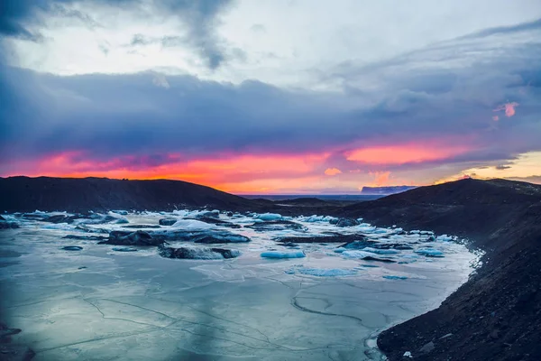 Zonsondergang over bergen in IJsland — Stockfoto