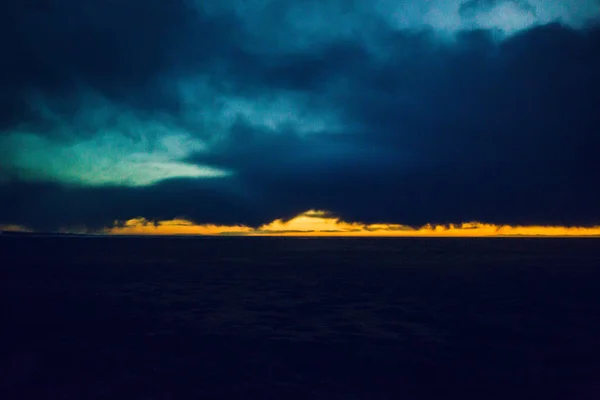 Большой цветной закат — стоковое фото