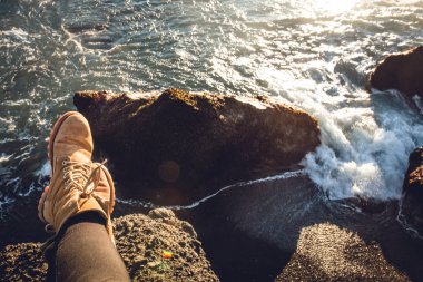 Su üzerinde Çizmeli bacaklar