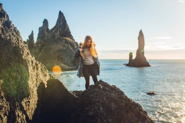 Kız sahil üzerinde taş ayakta