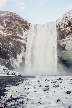 Rocky Dağları'nda büyük şelale 