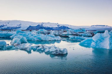 Su üzerinde kışın buz 