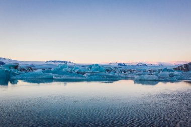 Su üzerinde kışın buz 