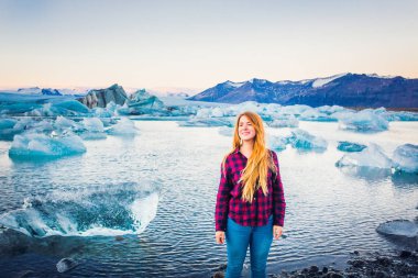 Kıyıda duran kadın