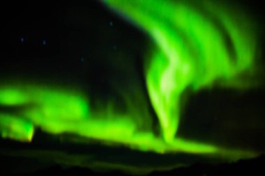 Hofn üzerinde bulanık Kuzey ışıkları