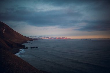 Kayalık sahil ile deniz