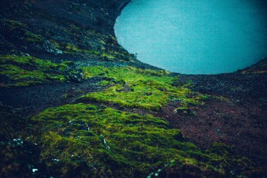 Mavi su ile büyük göl