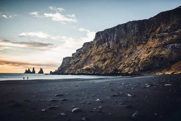 Скелі на березі моря — стокове фото