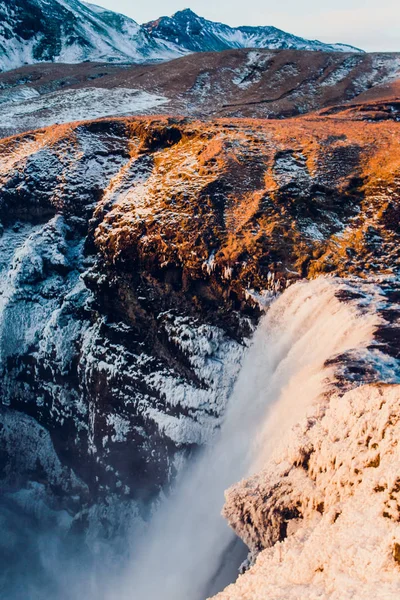 Grande cascata in montagne rocciose — Foto Stock