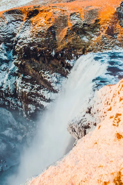 Stora vattenfall i klippiga bergen — Stockfoto