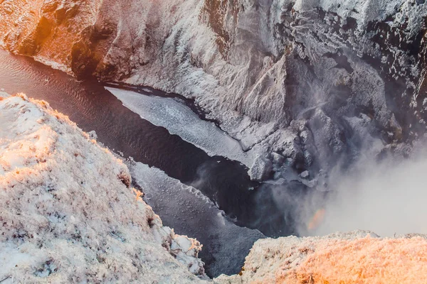 Grande cachoeira em montanhas rochosas — Fotografia de Stock