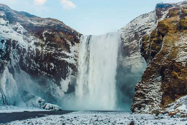 Grande cachoeira em montanhas rochosas — Fotografia de Stock