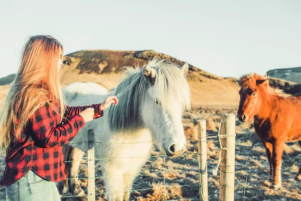 Fille jouer avec cheval — Photo