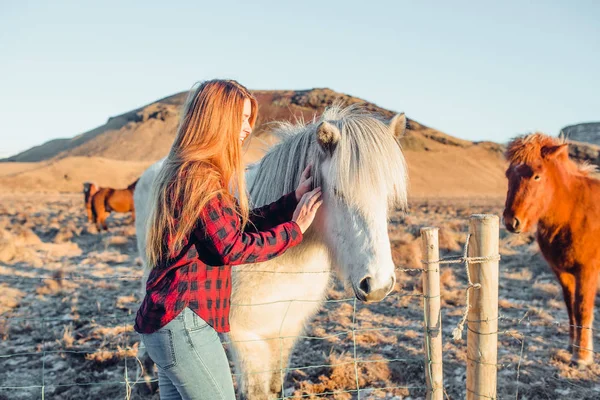 Fille jouer avec cheval — Photo