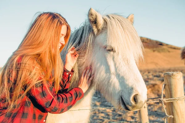 Fille jouer avec cheval — Photo