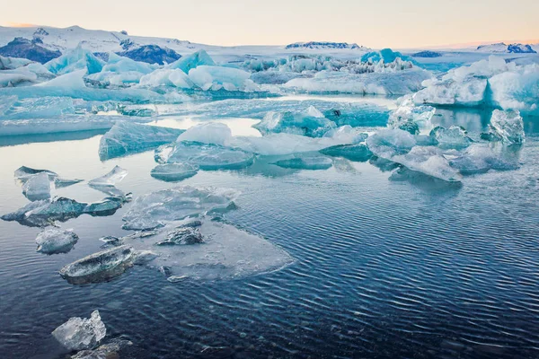 Su üzerinde kışın buz — Stok fotoğraf