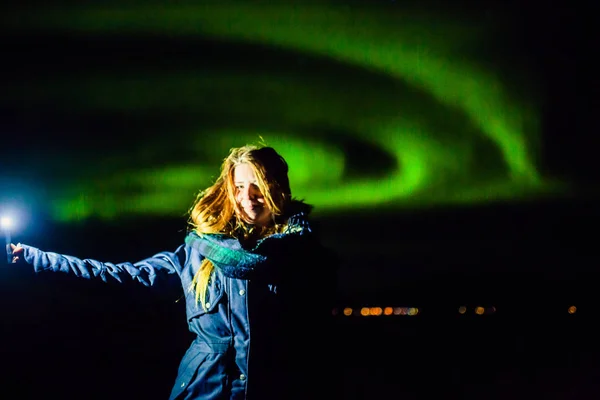 Flicka som tar Selfie med norrskenet — Stockfoto