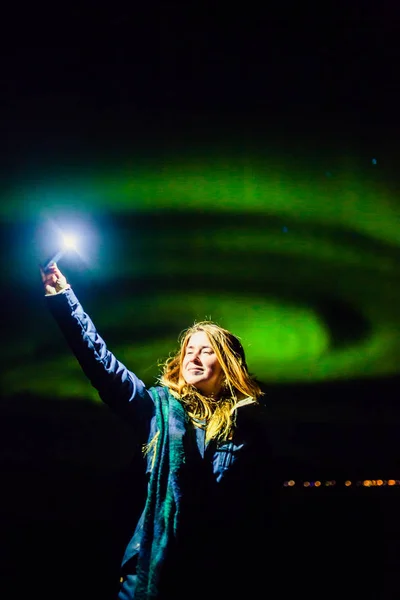 Menina tomando selfie com luzes do norte — Fotografia de Stock