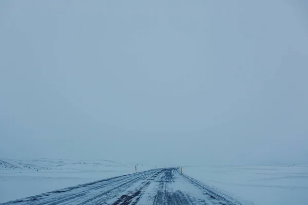 Estrada de montanha nevada — Fotografia de Stock